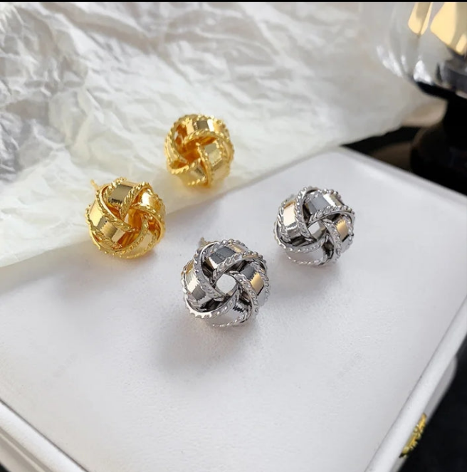 Twisted stud earrings