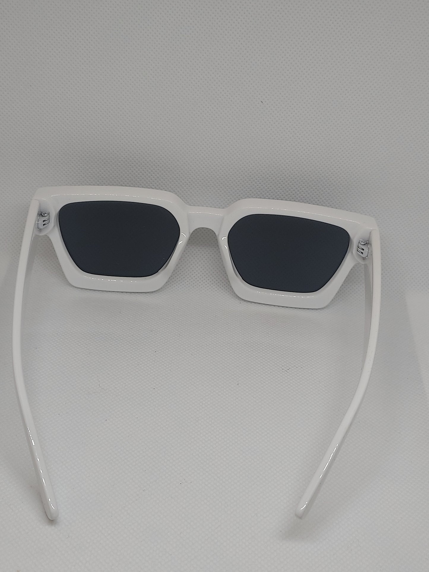 WHITE/BLACK
